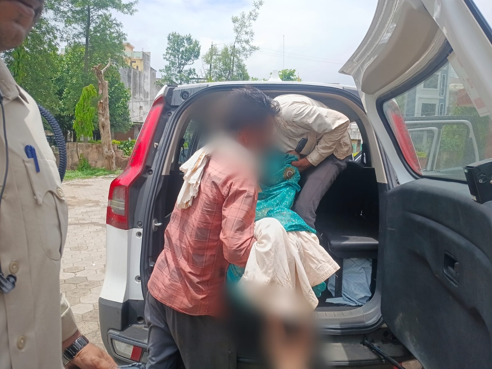 गुना के थाना राघौगढ़ क्षेत्र में आपसी विवाद के चलते अवसादग्रस्त 35 वर्षीय महिला ने किया जहरीले पदार्थ का सेवन, डायल-112 जवानों ने एफ़ आर व्ही वाहन से पहुँचाया अस्पताल।
